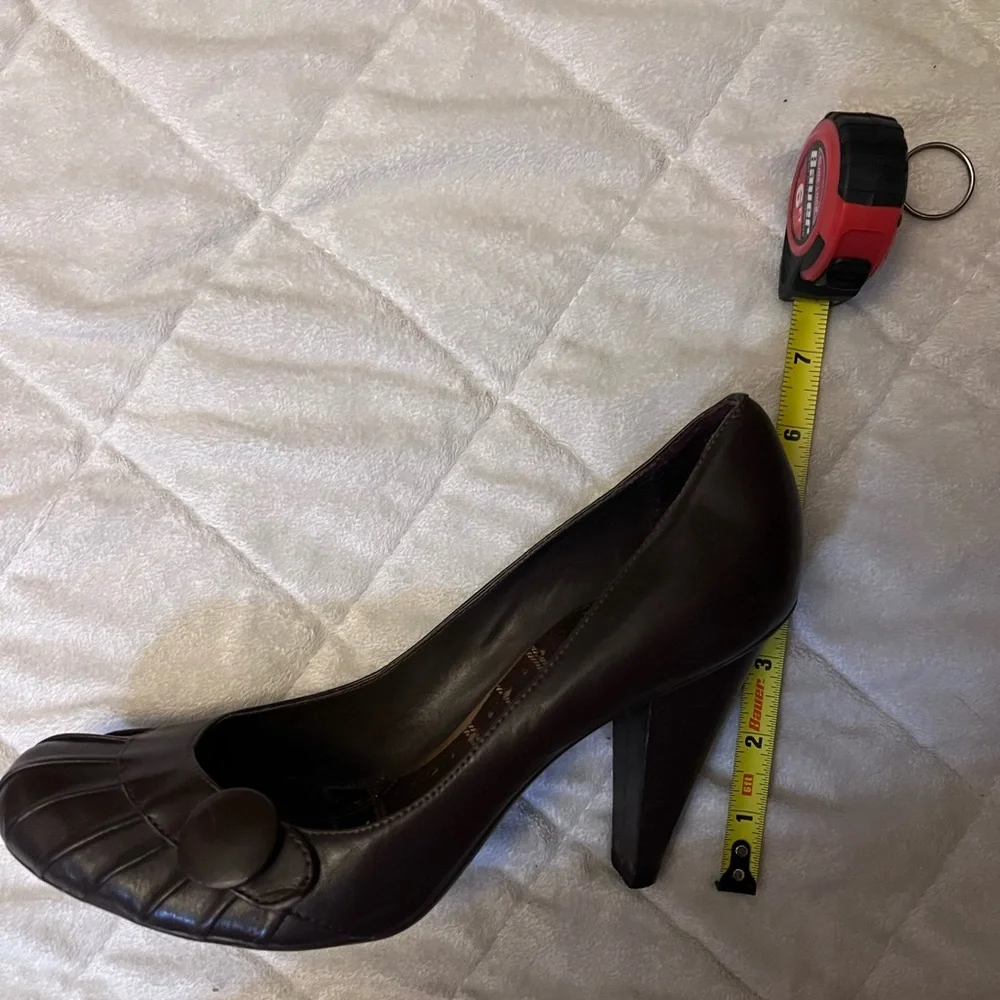 Brown leather BCBG heels with button detail, excellent condition. Size 8.5 - Picture 3 of 7